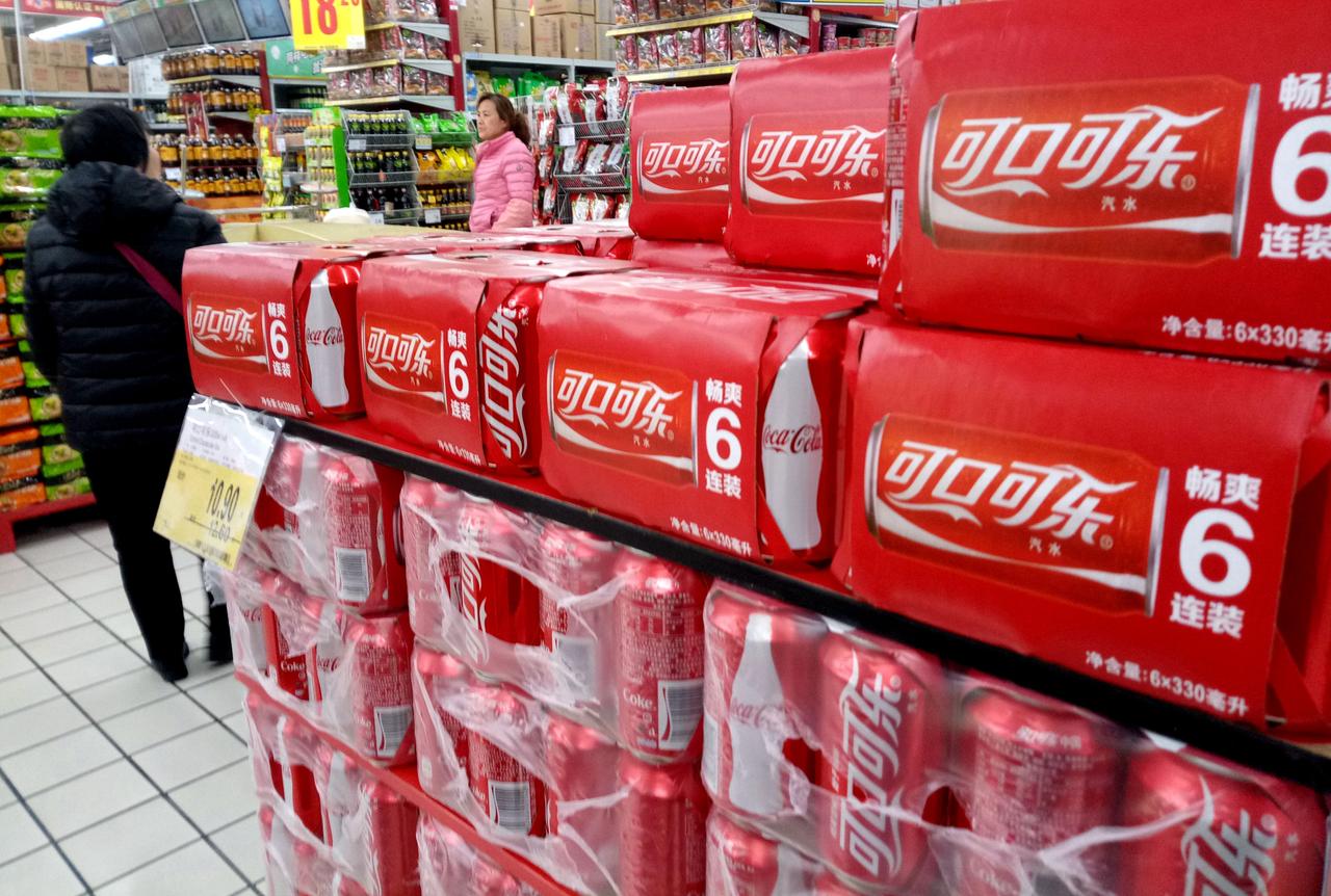 Coladosen in einem chinesischen Supermarkt