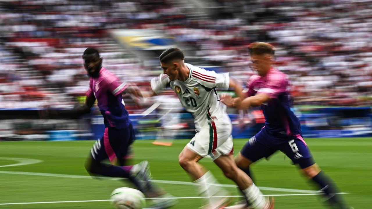 Das Bild zeigt Deutschlands Antonio Rüdiger (l) und Joshua Kimmich in Aktion gegen Ungarns Roland Sallai.