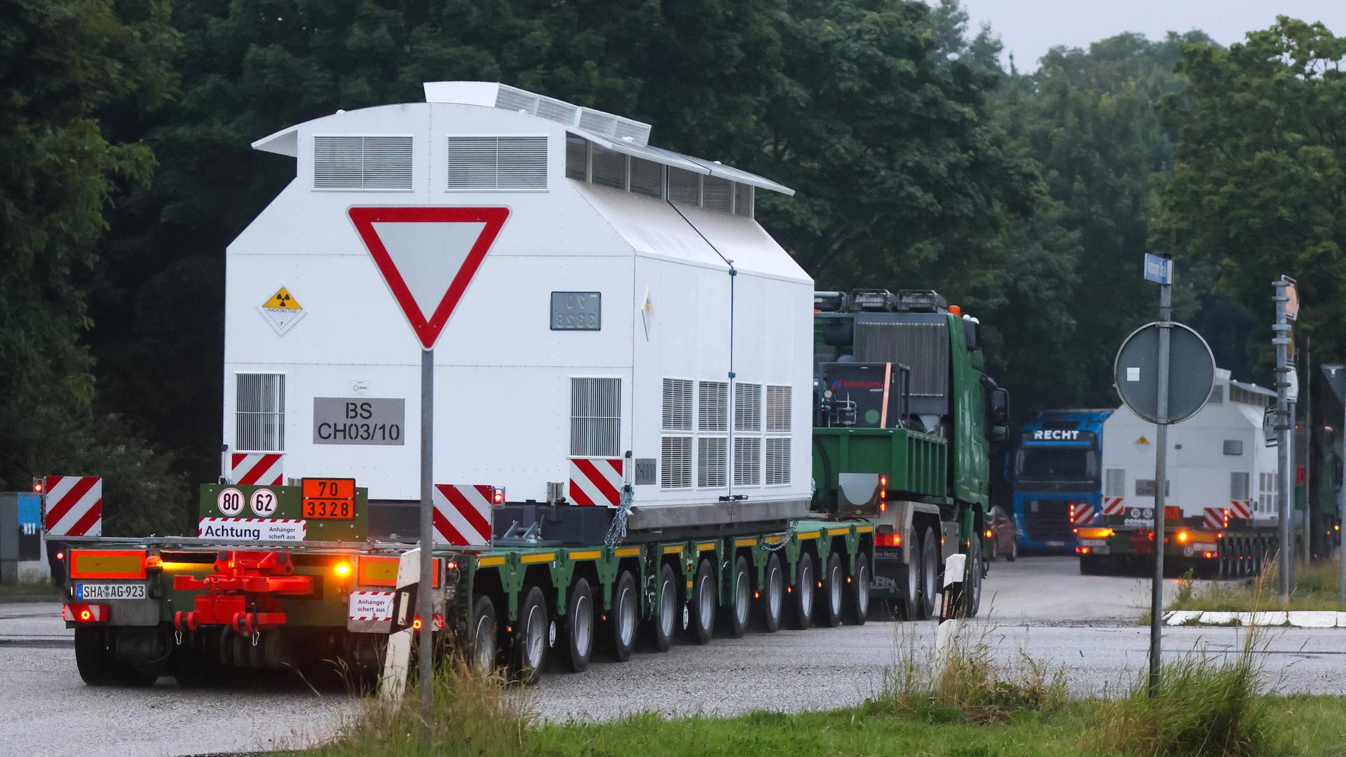 Das Foto zeigt einen Castor-Transport, der vom Elbehafen Brunsbüttel zum Kernkraftwerk Brokdorf fährt. Das Foto zeigt einen Castor-Transport, der vom Elbehafen Brunsbüttel zum Kernkraftwerk Brokdorf fährt.