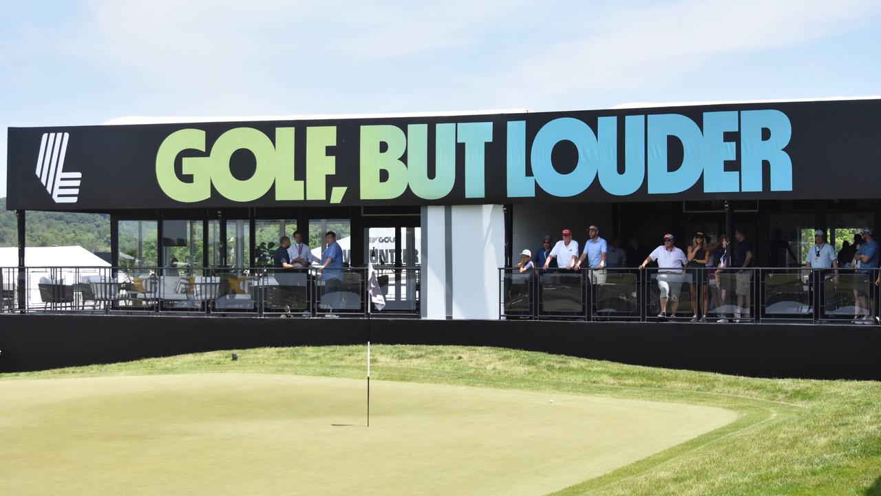 Zu sehen ist ein Golf-Court und ein Schriftzug, der auf deutsch in etwa lautet: "Golf, aber lauter".