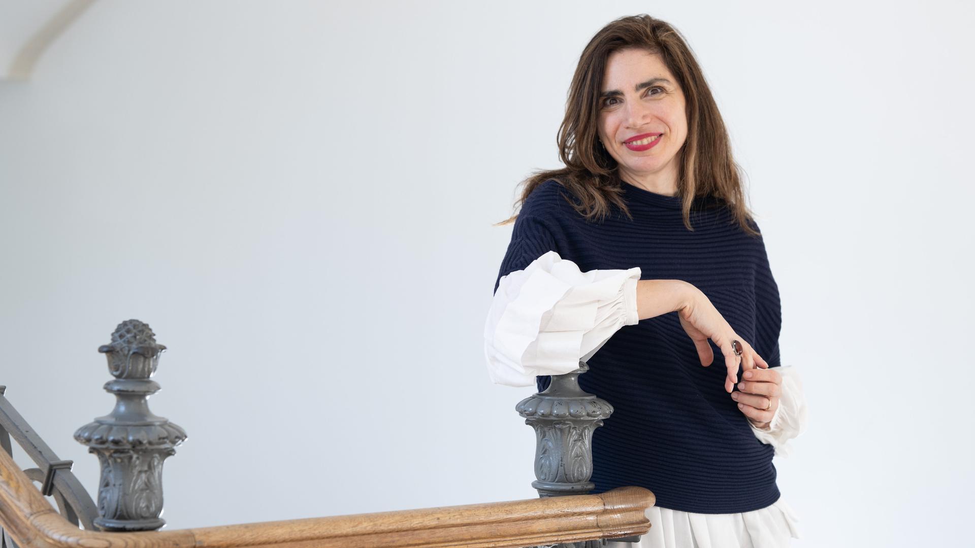 Die Schriftstellerin Dana Grigorcea steht an einer Treppe