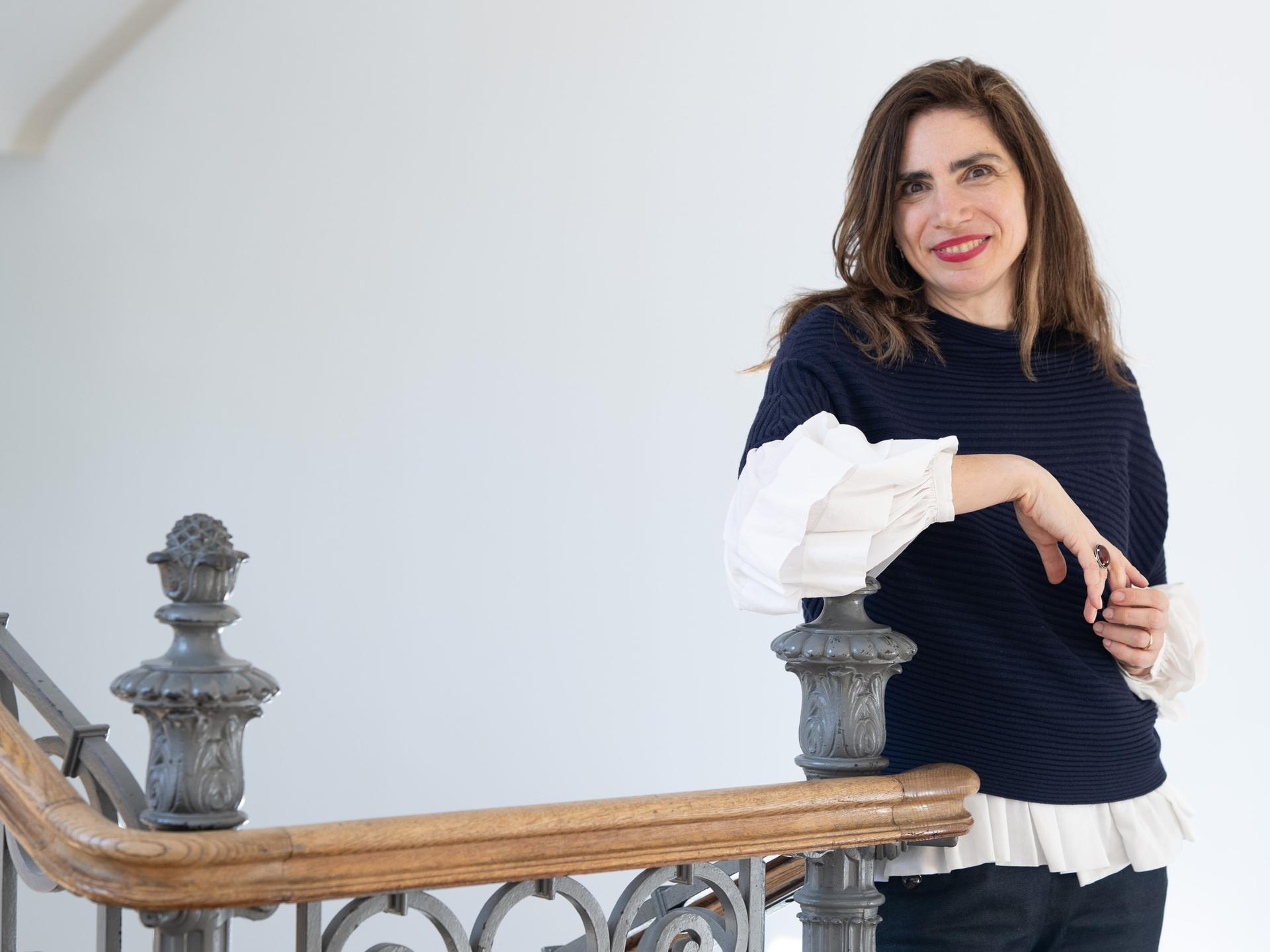 Die Schriftstellerin Dana Grigorcea steht an einer Treppe