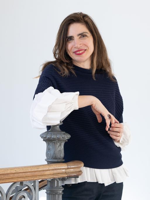 Die Schriftstellerin Dana Grigorcea steht an einer Treppe