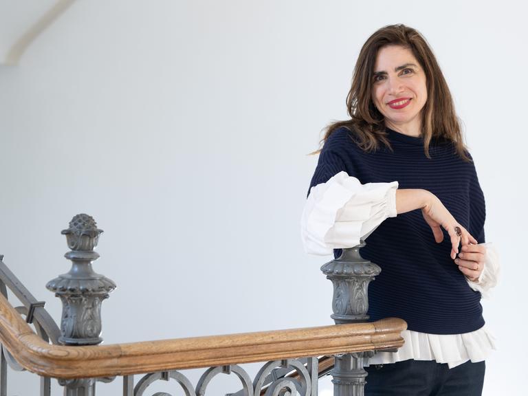 Die Schriftstellerin Dana Grigorcea steht an einer Treppe