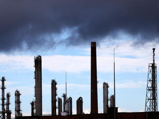 Industrieanlagen von Shell Energy in Wesseling bei Köln. Die Umgebung ist geprägt von Stromleitungen und Industrieschloten.