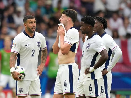 Der englische Nationalspieler Kyle Walker gestikuliert und spricht mit seinen Mannschaftskameraden Declan Rice, Kobbie Mainoound Marc Guehi.