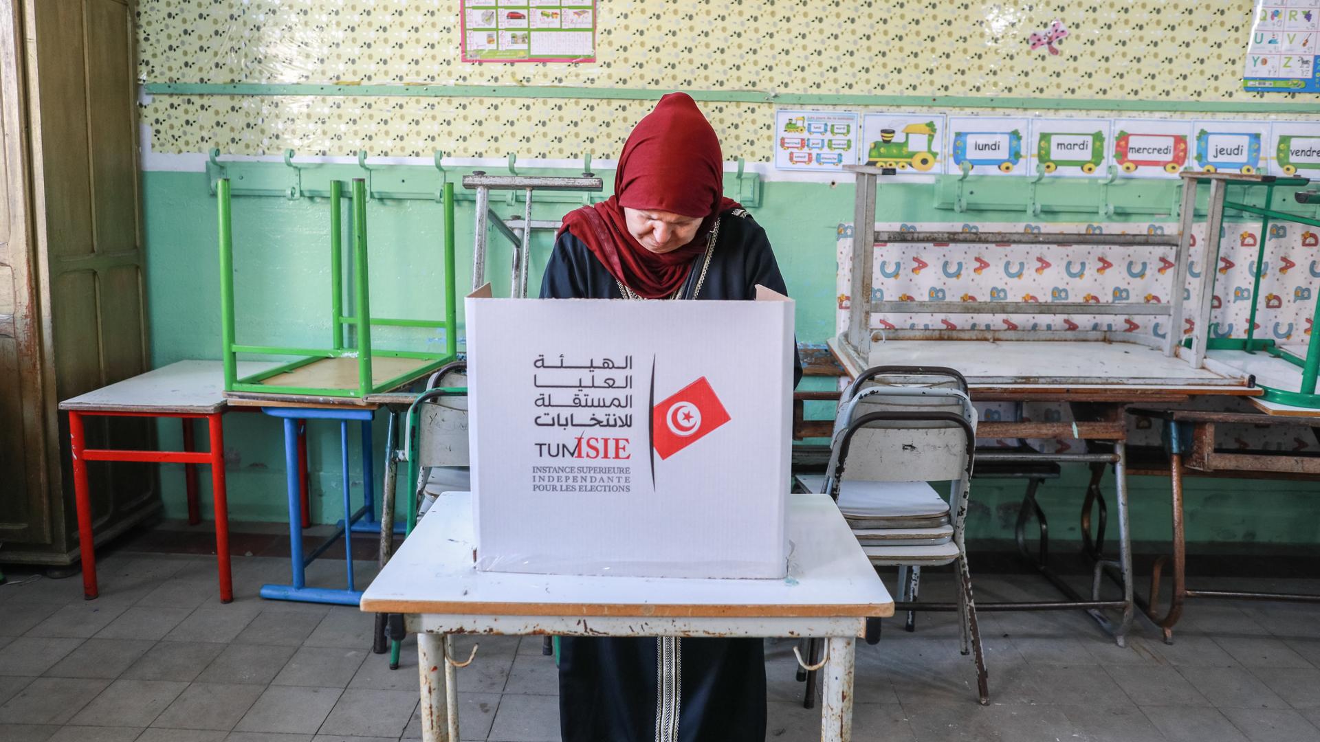 Eine Tunesierin im Wahllokal in Tunis