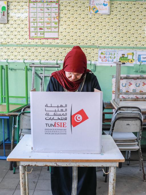 Eine Tunesierin im Wahllokal in Tunis