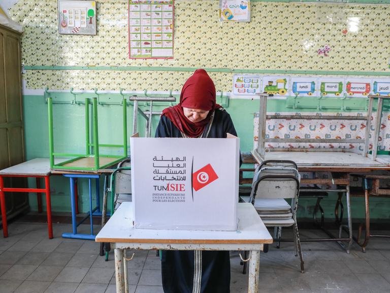 Eine Tunesierin im Wahllokal in Tunis