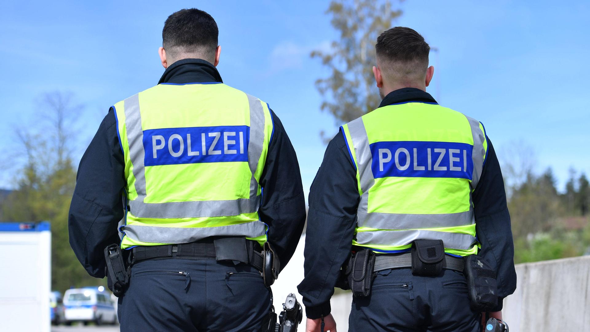 2 Polizisten an der Grenze zu Österreich