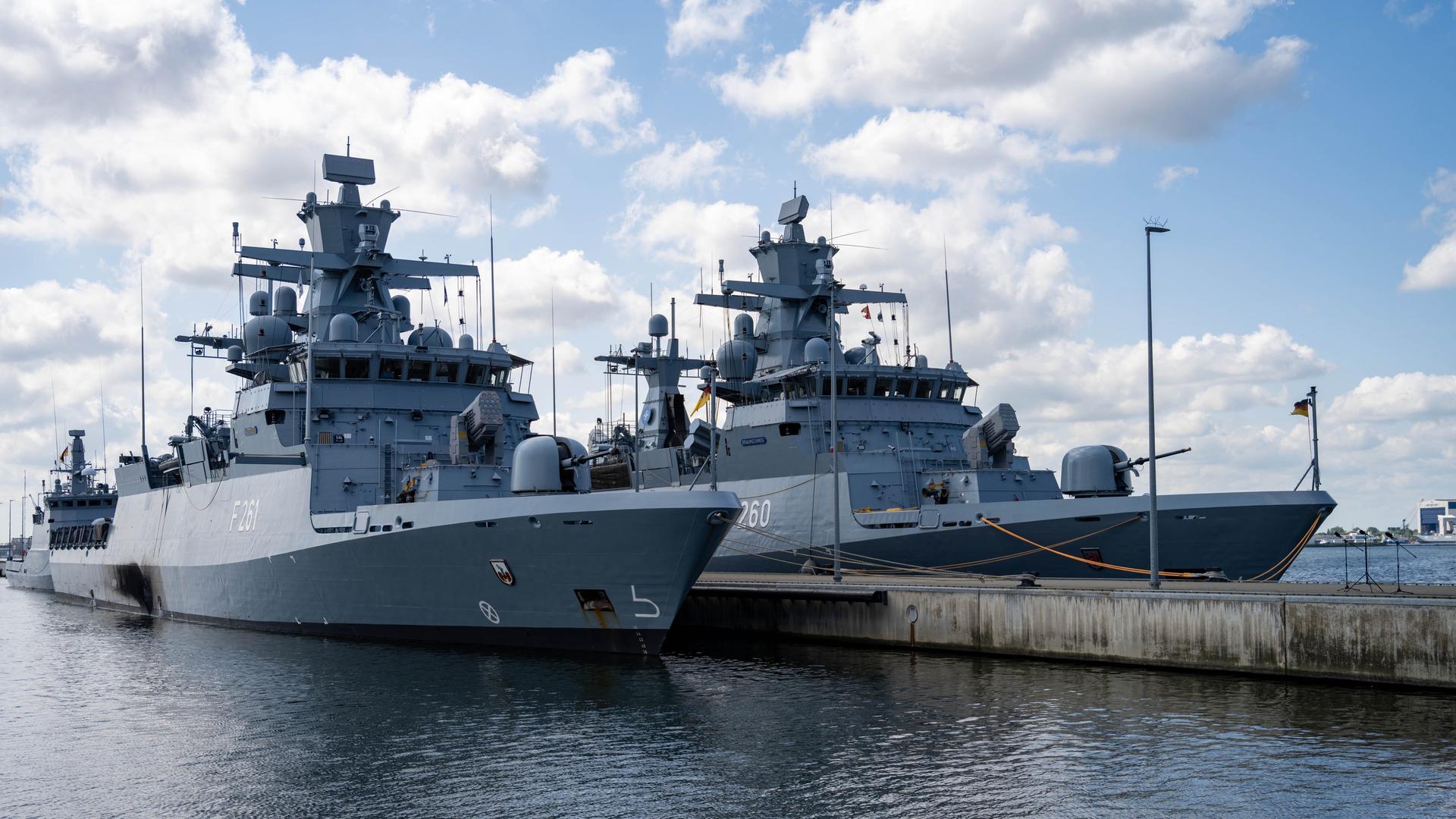 Die Korvetten "Magdeburg" (l-r) und "Braunschweig" liegen am Kai des Marinestützpunktes Hohe Düne in Warnemünde startklar zum Großmanöver Baltops in der Ostsee.