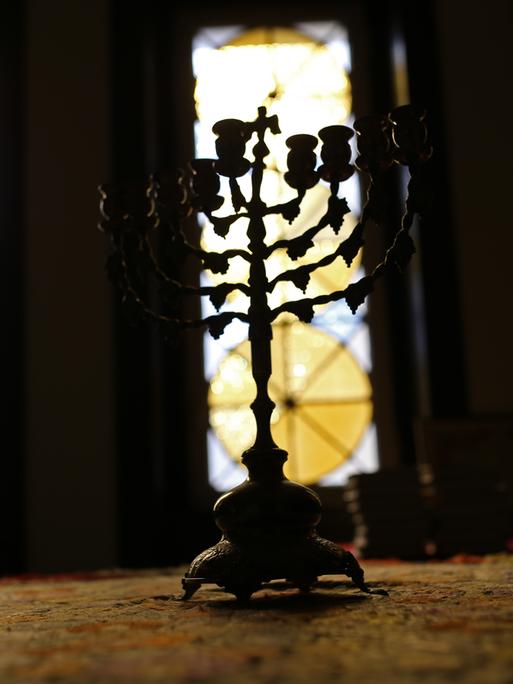Neunarmiger jüdischer Leuchter, auch Chanukkia genannt, auf einem Tisch in der wichtigsten jüdischen Synagoge in Lissabon