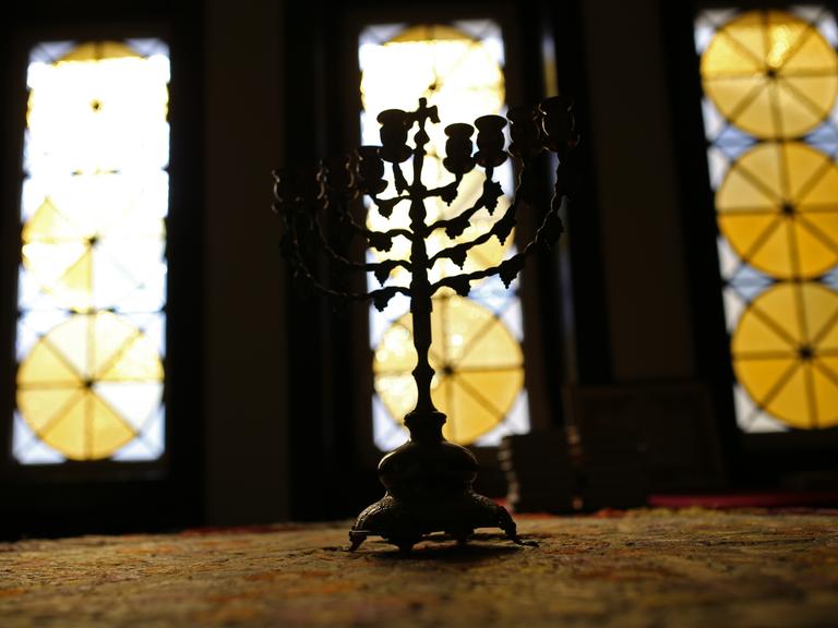 Neunarmiger jüdischer Leuchter, auch Chanukkia genannt, auf einem Tisch in der wichtigsten jüdischen Synagoge in Lissabon