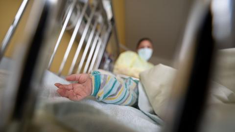 Ein am Respiratorischen Synzytial-Virus (RS-Virus oder RSV) erkrankter Patient liegt auf einer Kinderstation des Olgahospitals des Klinkums Stuttgart in einem Krankenbett.