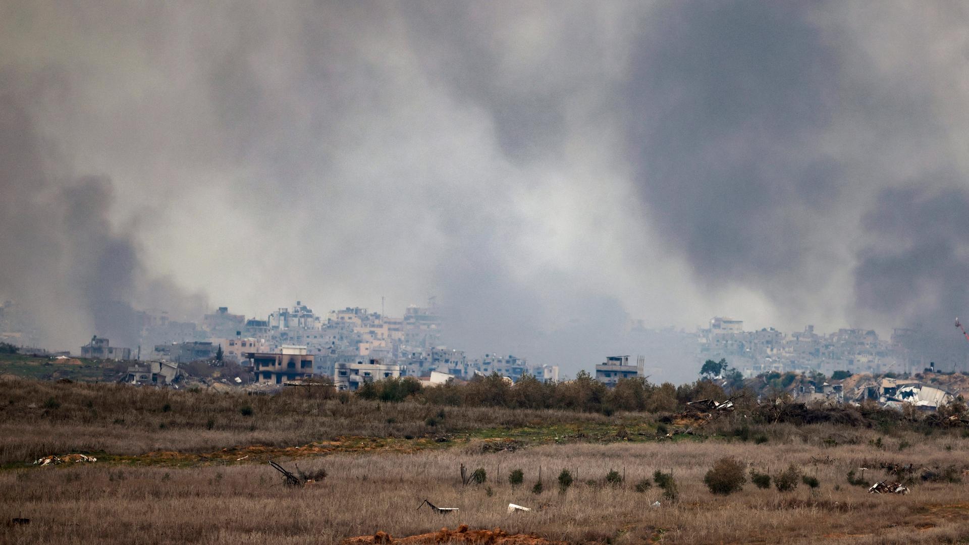 Blick auf zerstörte Häuser und Rauchschwaden im nördlichen Gazastreifen