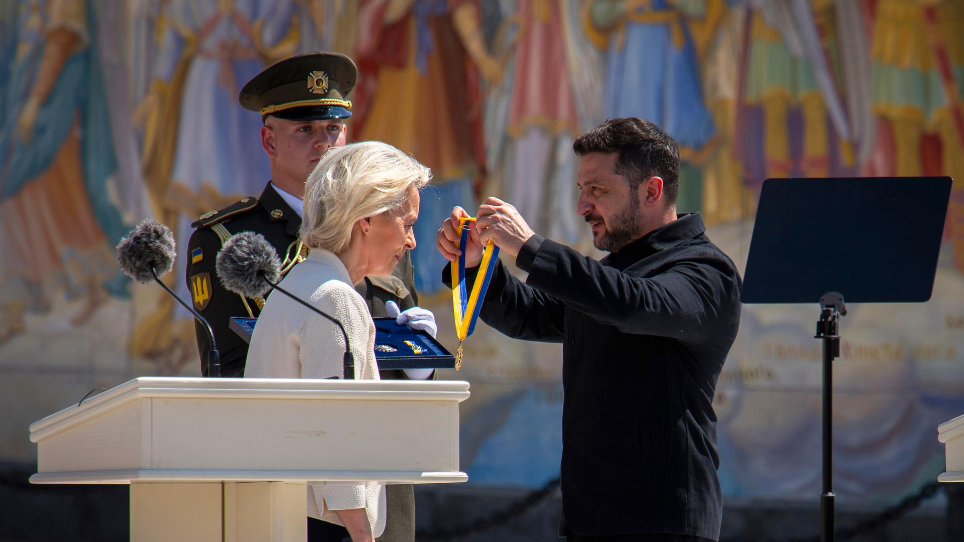 Ukraine, Kiew: Der ukrainische Präsident Wolodymyr Selenskyj (r) zeichnet die Präsidentin der Europäischen Kommission, Ursula von der Leyen, aus.