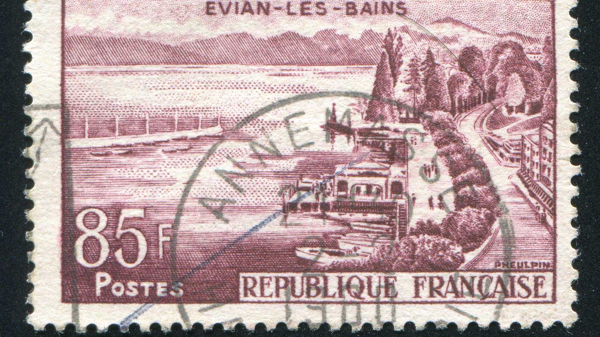 Eine historische Briefmarke aus Frankreich mit Stempelabdruck mit dem Schriftzug "Republique Francaise" Eine historische Briefmarke aus Frankreich mit Stempelabdruck mit dem Schriftzug "Republique Francaise"