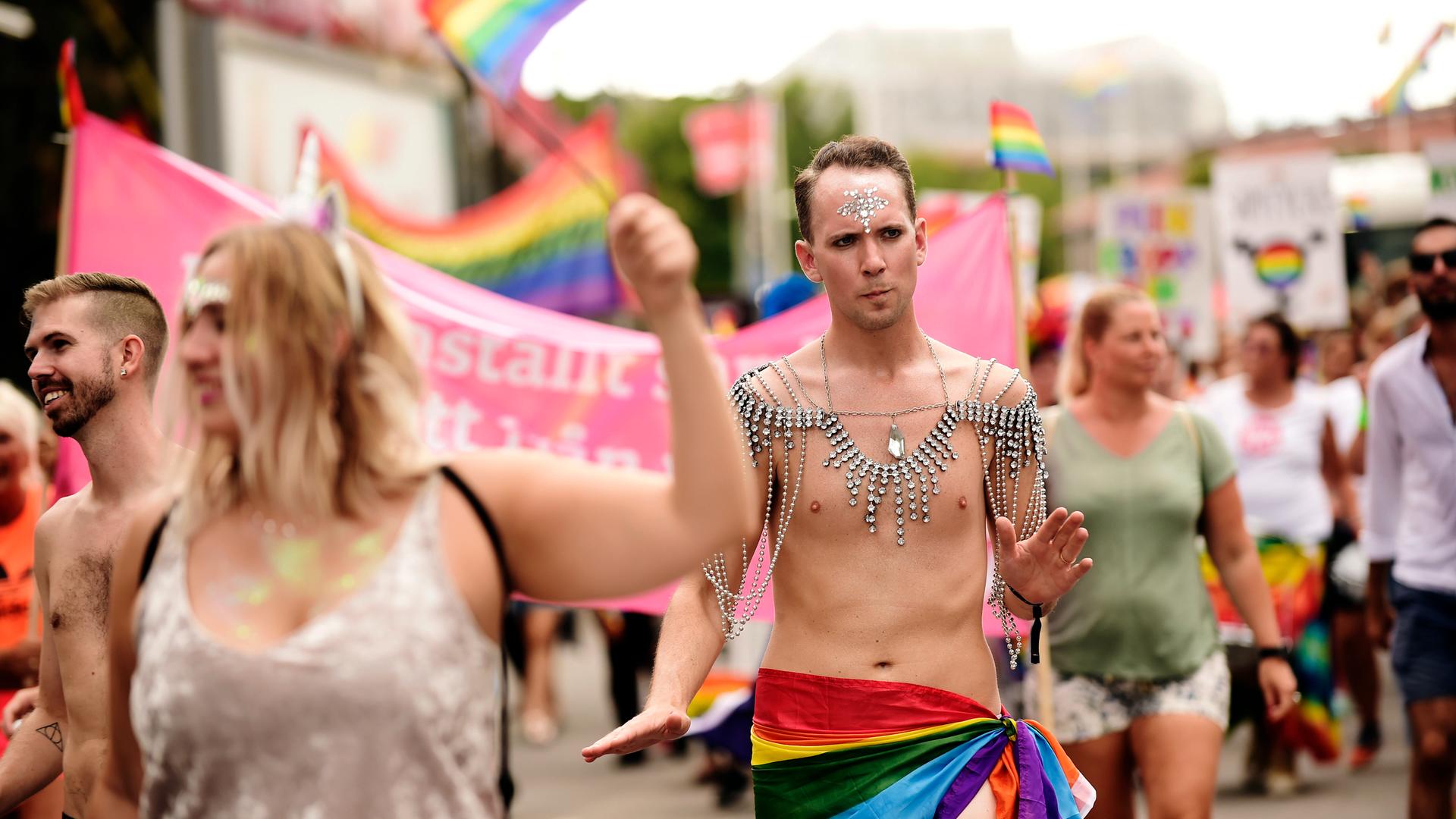 Teilnehmer einer Europride-Parade demonstrieren mit Fahnen in Regenbogen-Farben