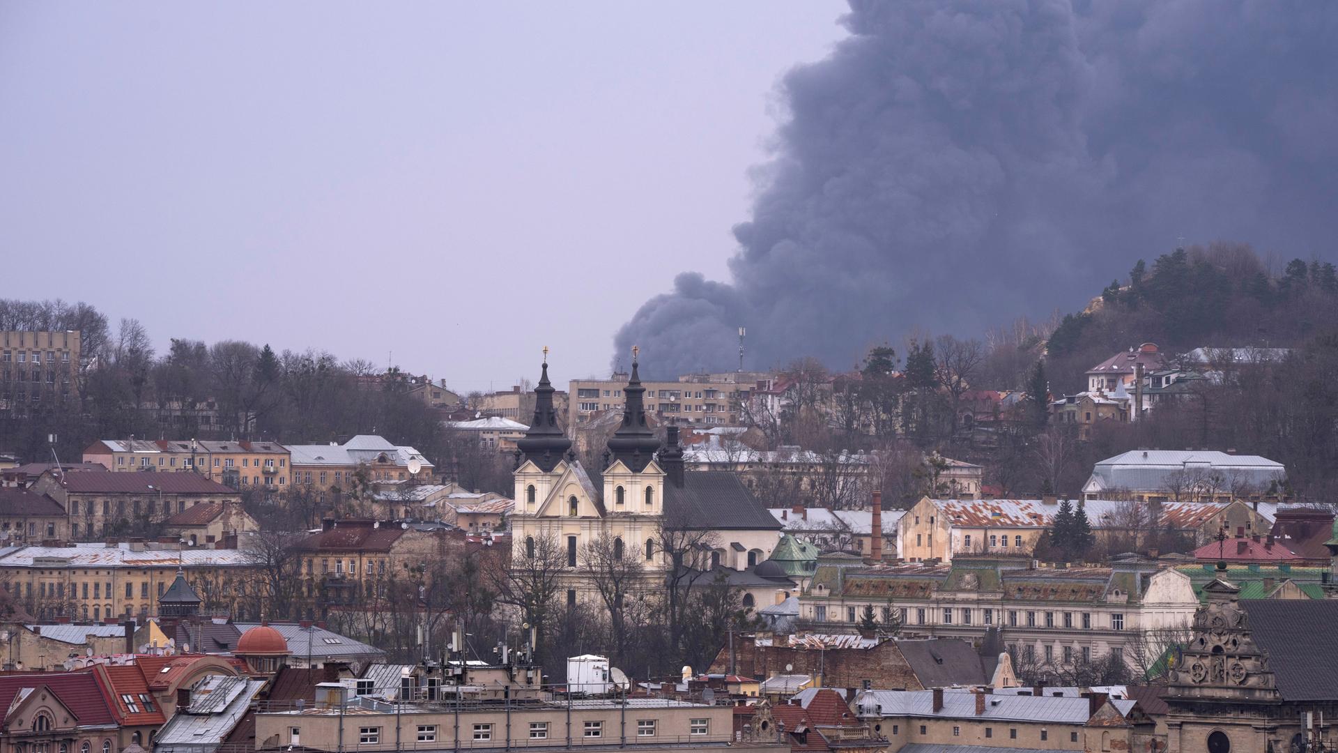 Rauch steigt in Lwiw im Westen der Ukraine auf.