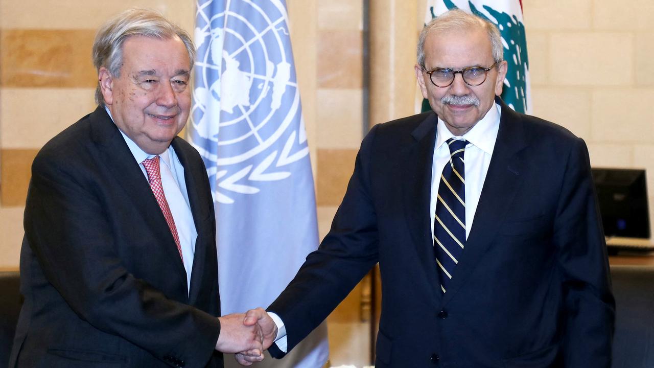 Der libanesische Premier Salam (r) empfängt UNO-Generalsekretär Guterres  in Beirut. Beide schütteln sich die Hand. Im Hintergrund sieht man die Fahnen der UNO und des Libanon. 