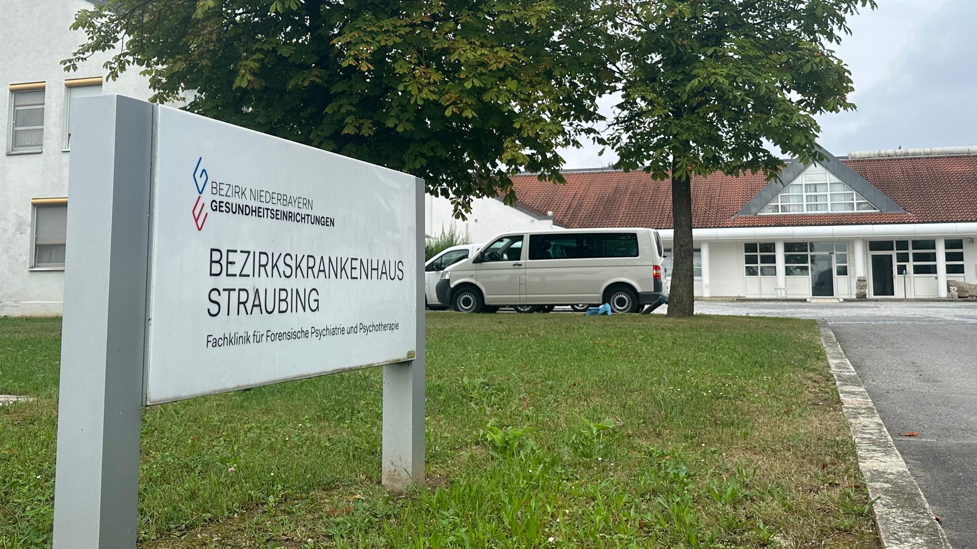 Straubing: Ein Schild weist auf das Bezirkskrankenhaus Straubing hin.