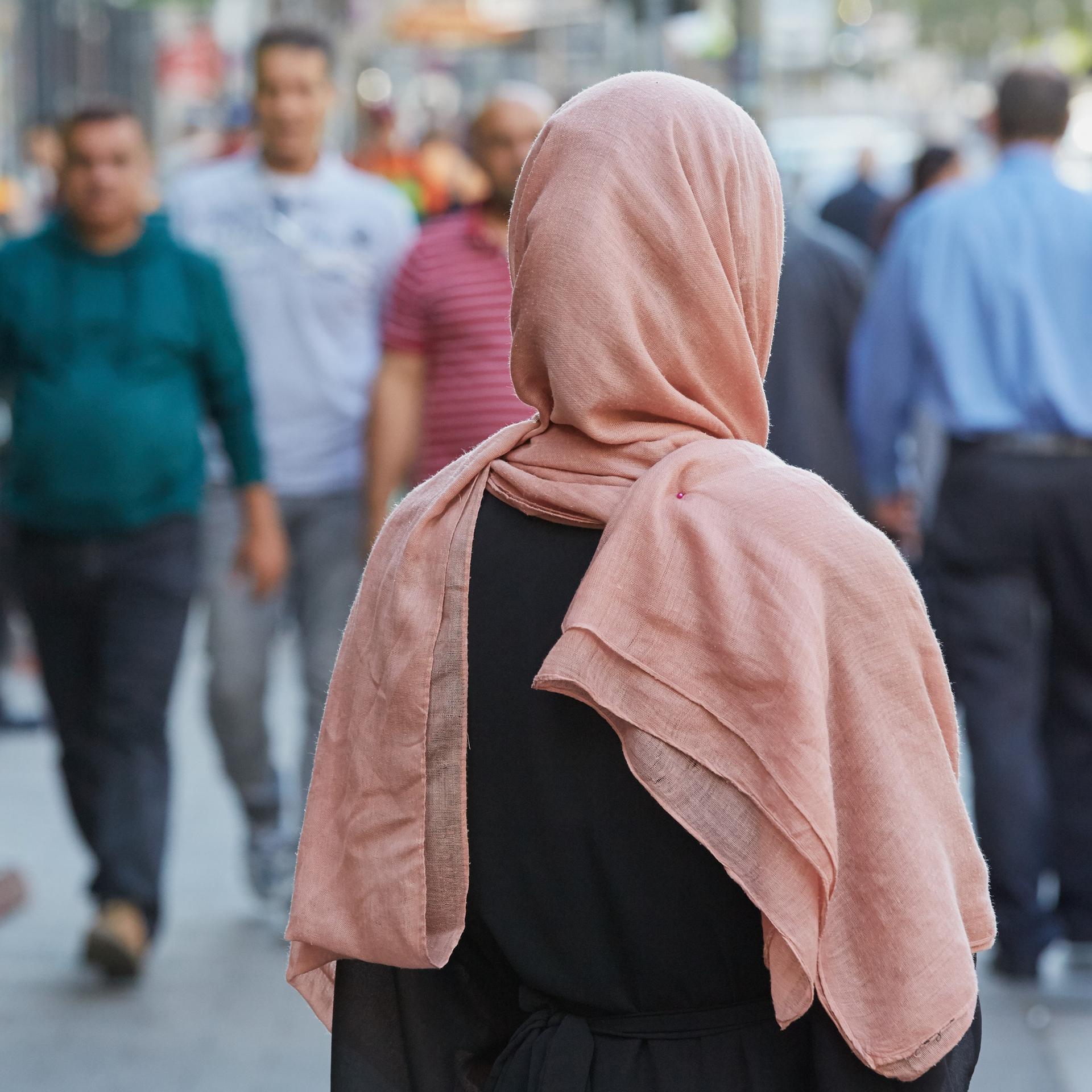 Österreich - Muslima angegriffen und Wurst in den Mund gesteckt - 66-jähriger Deutscher verurteilt