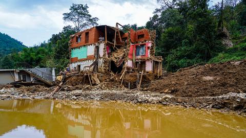 Das Hochwasser des Salamdo-Flusses beschädigt Häuser in Nepal, viele Familien sind obdachlos, 3. Oktober 2024.