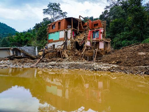 Das Hochwasser des Salamdo-Flusses beschädigt Häuser in Nepal, viele Familien sind obdachlos, 3. Oktober 2024.