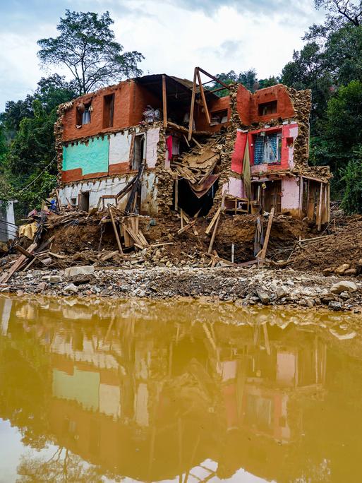 Das Hochwasser des Salamdo-Flusses beschädigt Häuser in Nepal, viele Familien sind obdachlos, 3. Oktober 2024.