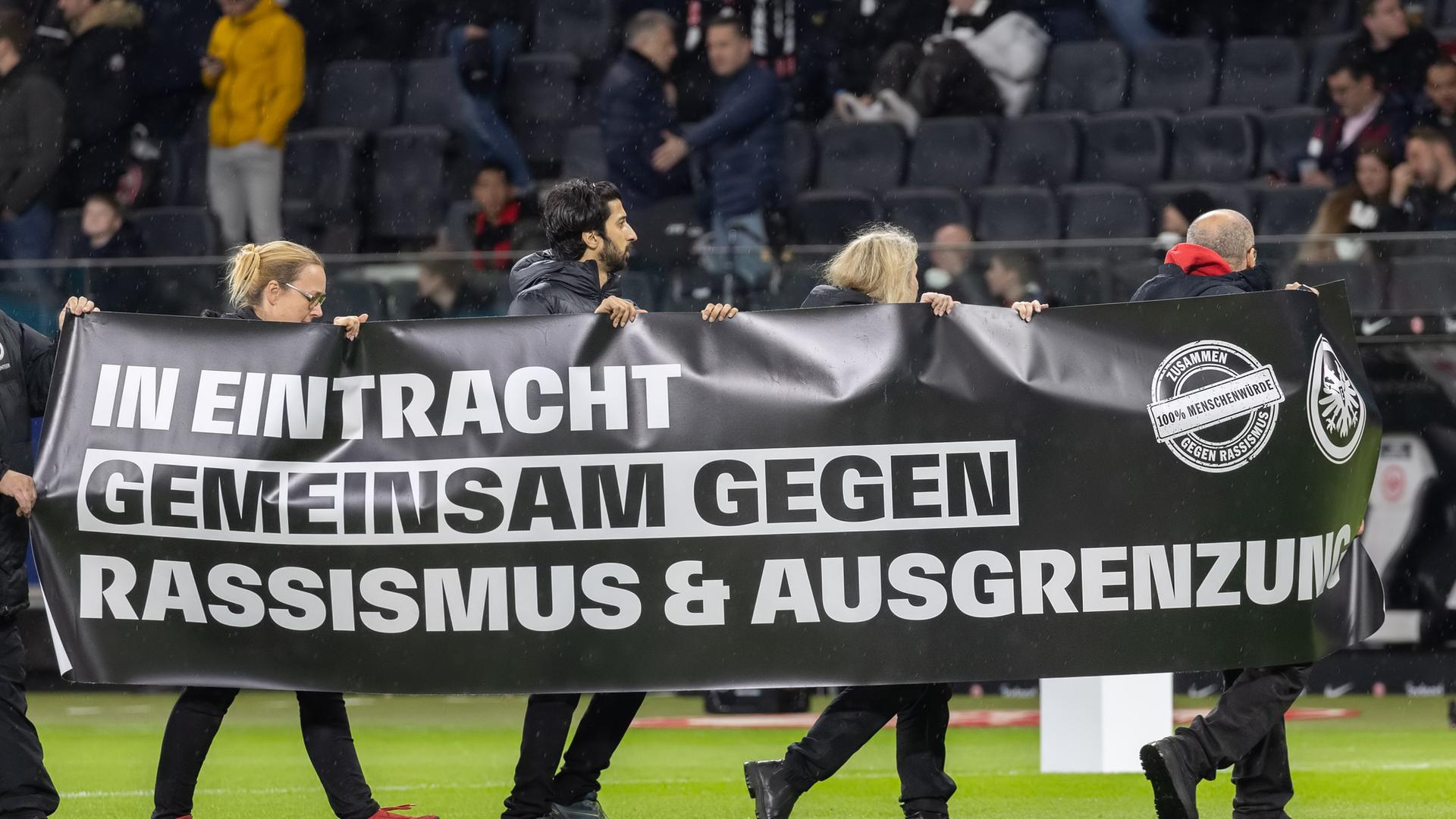 Bei einem Spiel der Fußball-Bundesliga in Frankfurt wird ein Banner gegen Rassismus und Ausgrenzung präsentiert.