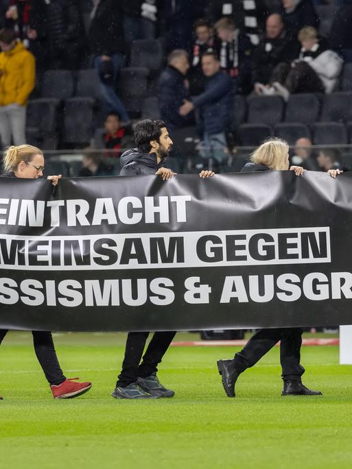 Bei einem Spiel der Fußball-Bundesliga in Frankfurt wird ein Banner gegen Rassismus und Ausgrenzung präsentiert.