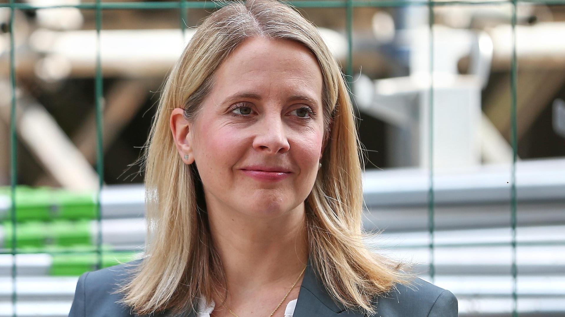 Die Bundesministerin für Wohnen, Stadtentwicklung und Bauwesen, Verena Hubertz (SPD), steht vor einem Bauzaun in Berlin Die Bundesministerin für Wohnen, Stadtentwicklung und Bauwesen, Verena Hubertz (SPD), steht vor einem Bauzaun in Berlin