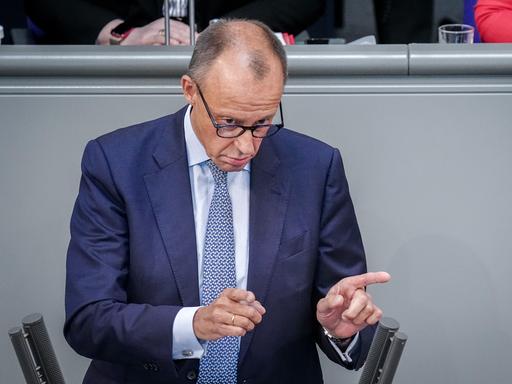 Friedrich Merz, CDU-Bundesvorsitzender und Unionsfraktionschef, gestikuliert bei einer Bundestags-Rede. 