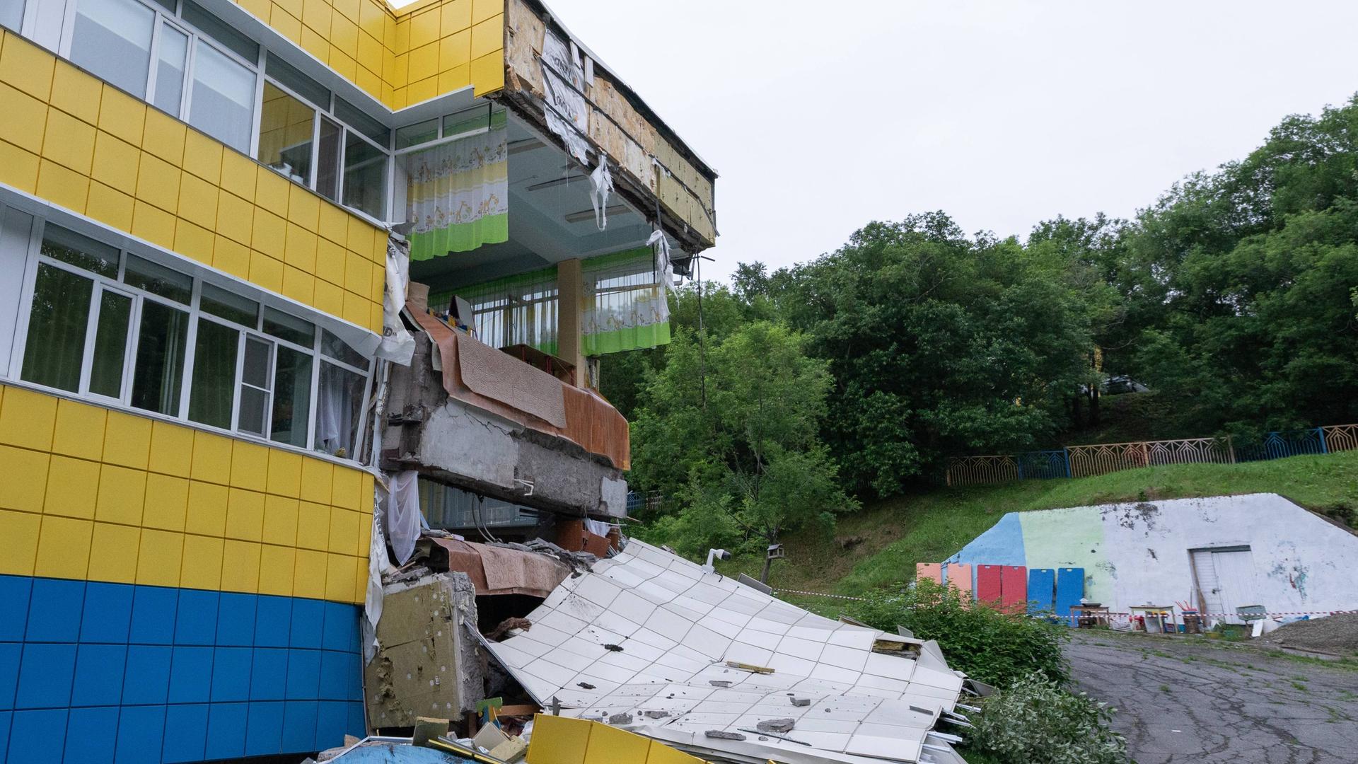 Zerstörte Häuser nach dem Erdbeben vor der russischen Halbinsel Kamtschatka