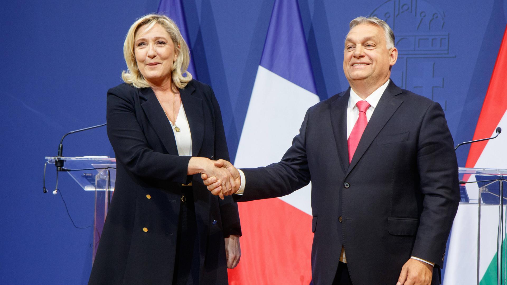 Marine Le Pen von rechtsextremen französischen Partei Rassemblement National besucht 2021 den ungarischen Regierunfgschef Viktor Orban