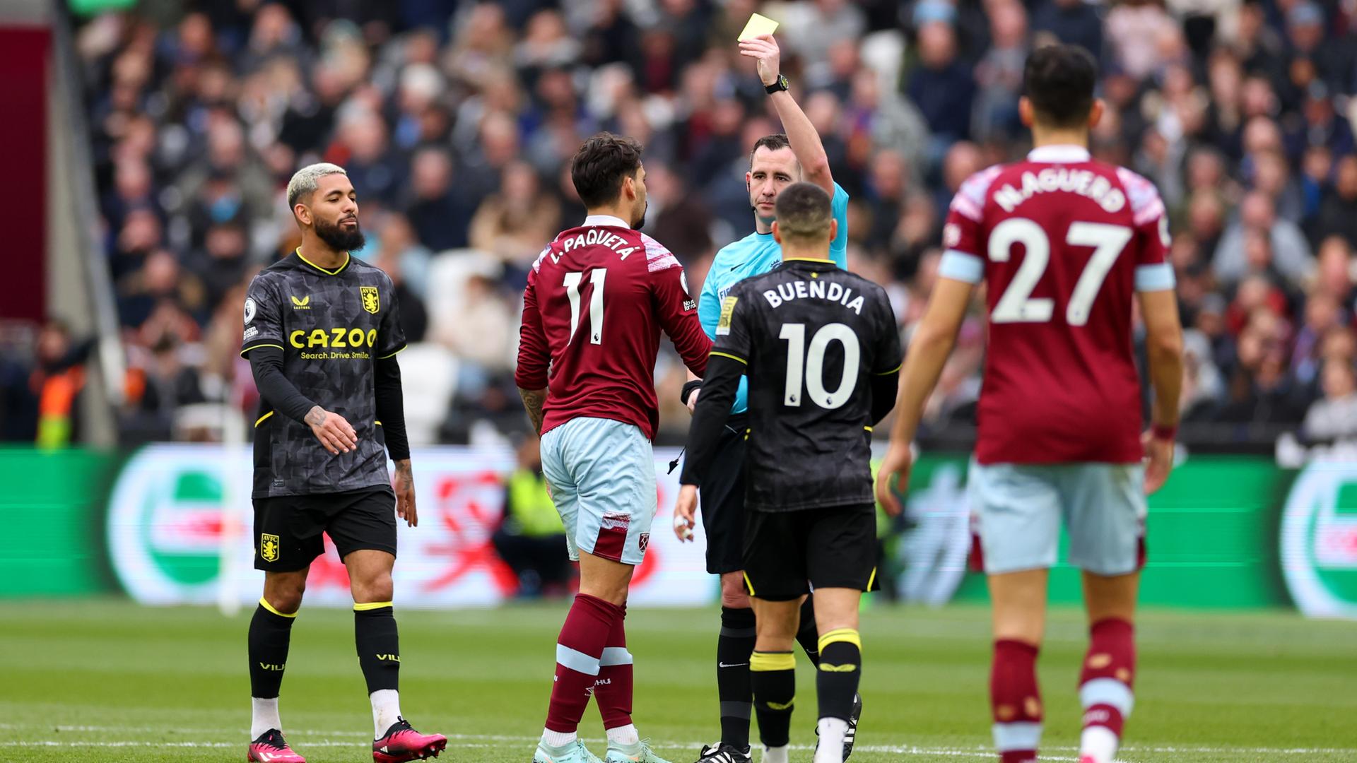Die gelbe Karte gegen Lucas Paqueta beim Spiel West Ham United gegen Aston Villa im März 2023. Die gelbe Karte gegen Lucas Paqueta beim Spiel West Ham United gegen Aston Villa im März 2023.