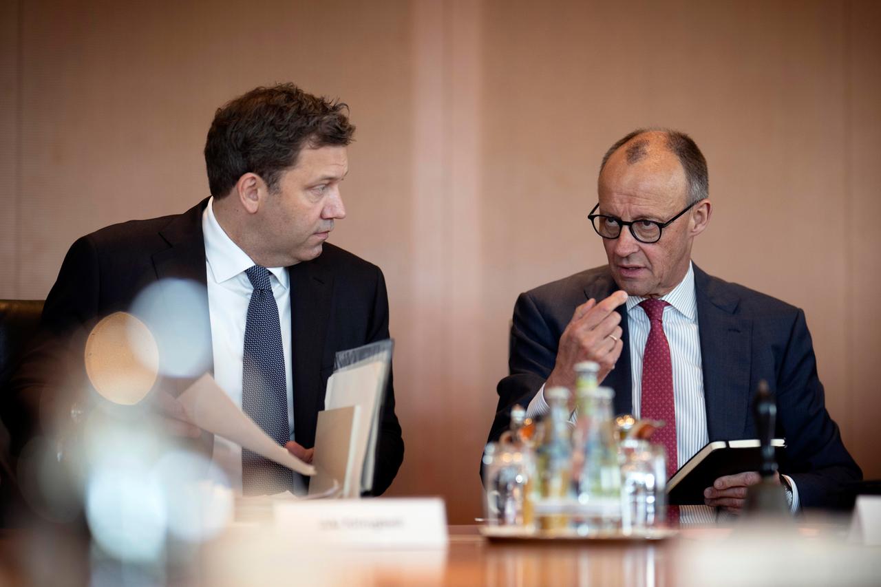 Vizekanzler Klingbeil und Bundeskanzler Merz am Kabinettstisch im Bundeskanzleramt