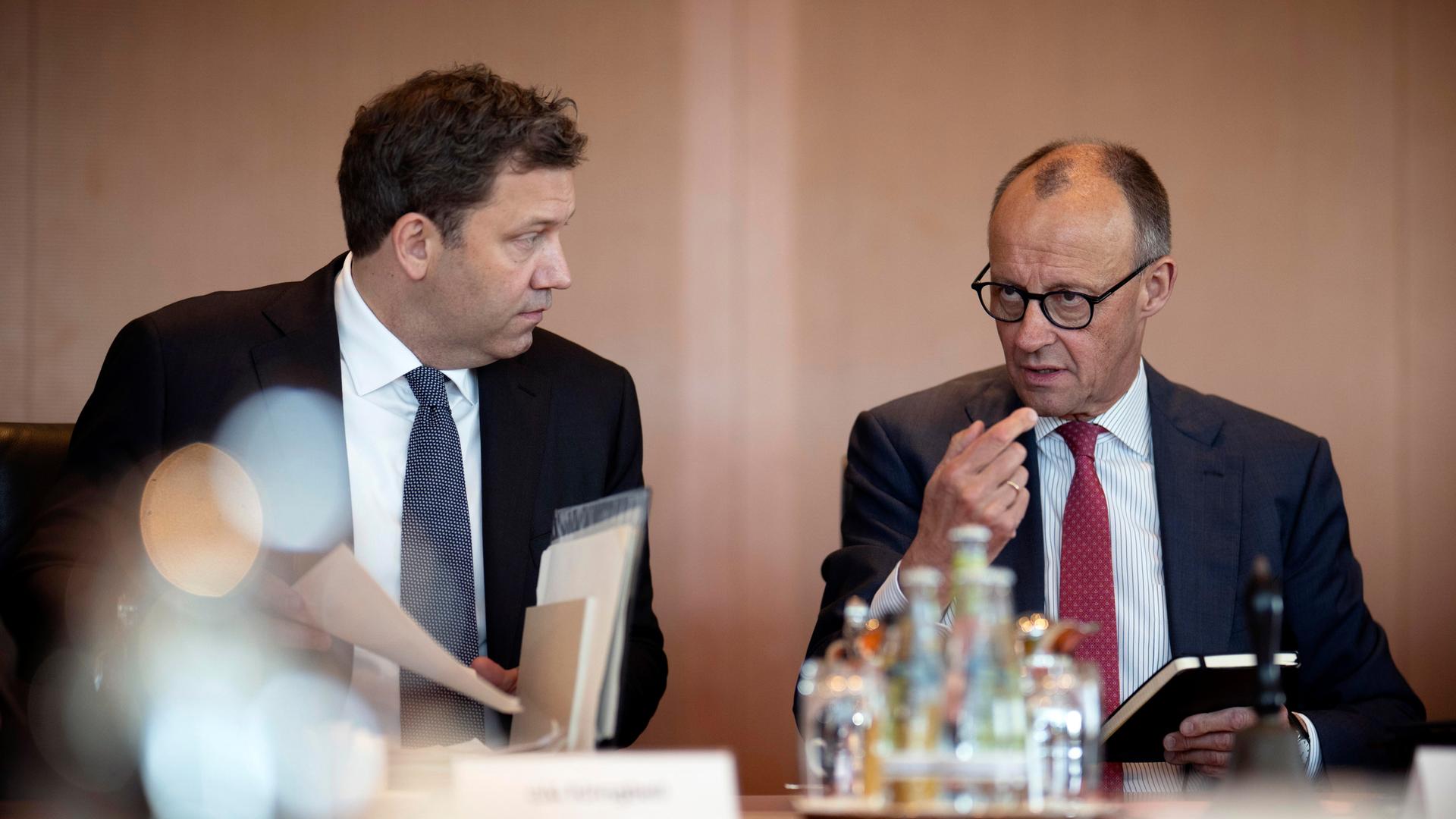 Vizekanzler Klingbeil und Bundeskanzler Merz am Kabinettstisch im Bundeskanzleramt