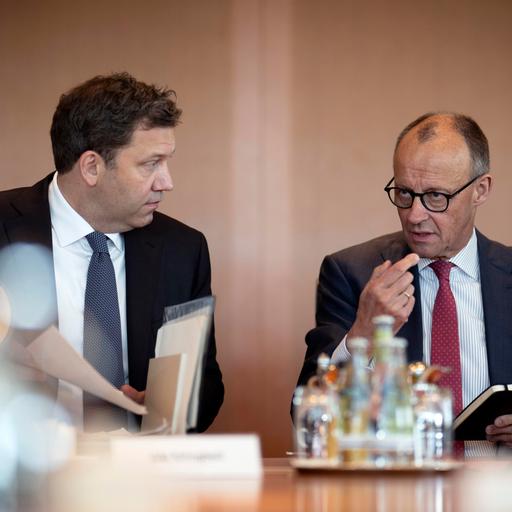 Vizekanzler Klingbeil und Bundeskanzler Merz am Kabinettstisch im Bundeskanzleramt