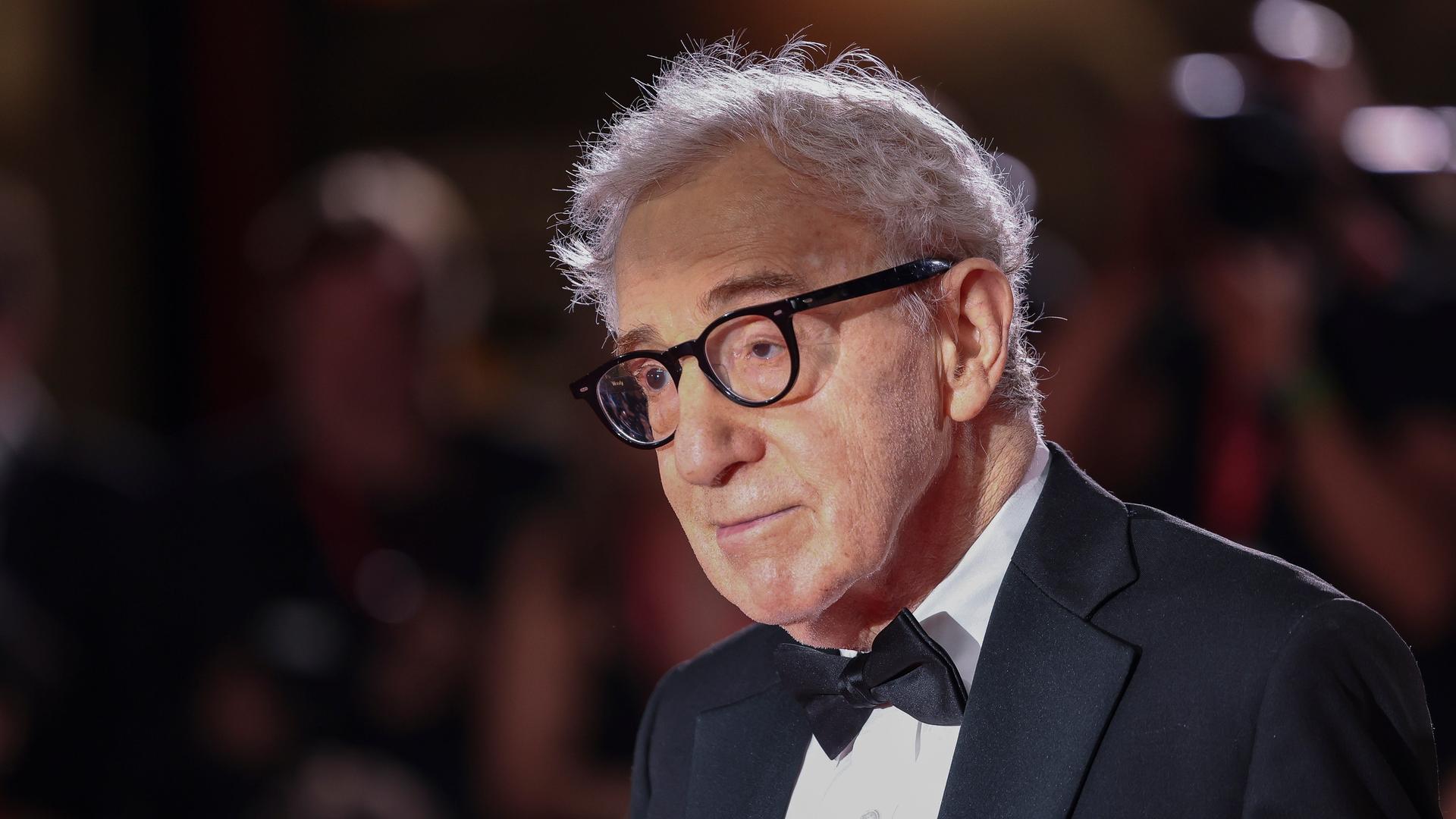 Woody Allen, Regisseur aus den USA, kommt zur Premiere des Films "Coup de Chance" während der 80. Ausgabe der Filmfestspiele von Venedig. Woody Allen, Regisseur aus den USA, kommt zur Premiere des Films "Coup de Chance" während der 80. Ausgabe der Filmfestspiele von Venedig.