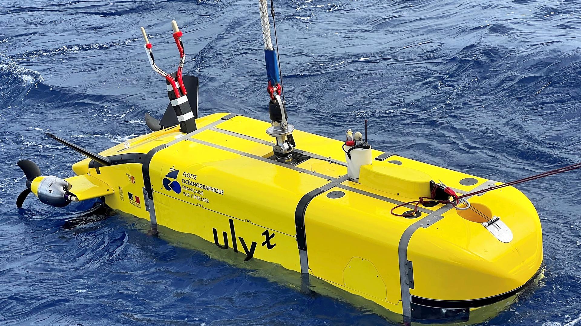 Ein gelbes Mini-Unterseeboot mit dem Aufdruck "ulyx" schwimmt an der Wasseroberfläche. Ein gelbes Mini-Unterseeboot mit dem Aufdruck "ulyx" schwimmt an der Wasseroberfläche.