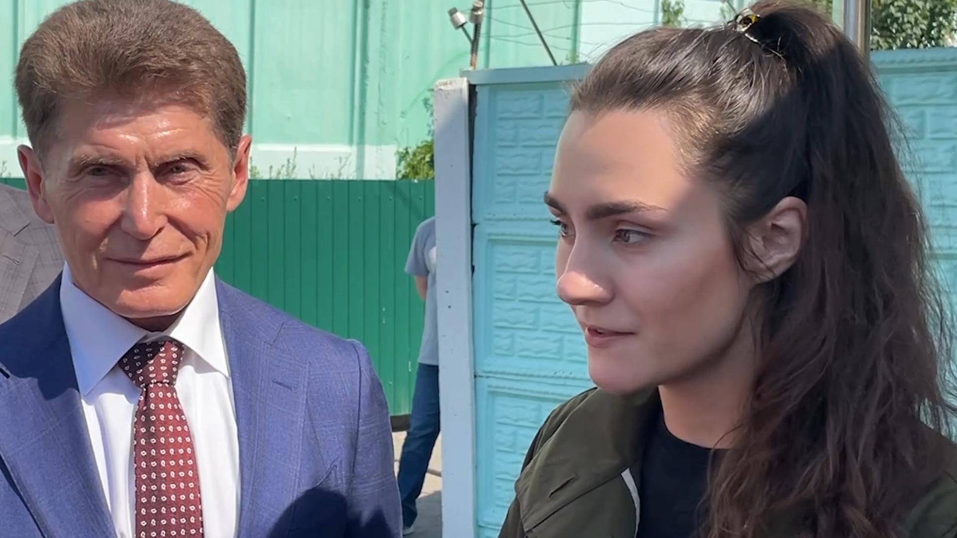 Sofia Sapega wird nach ihrer Freilassung vom Gouverneur der russischen Region Primorje, Oleg Koschemjako, in Empfang genommen. Sofia Sapega wird nach ihrer Freilassung vom Gouverneur der russischen Region Primorje, Oleg Koschemjako, in Empfang genommen.