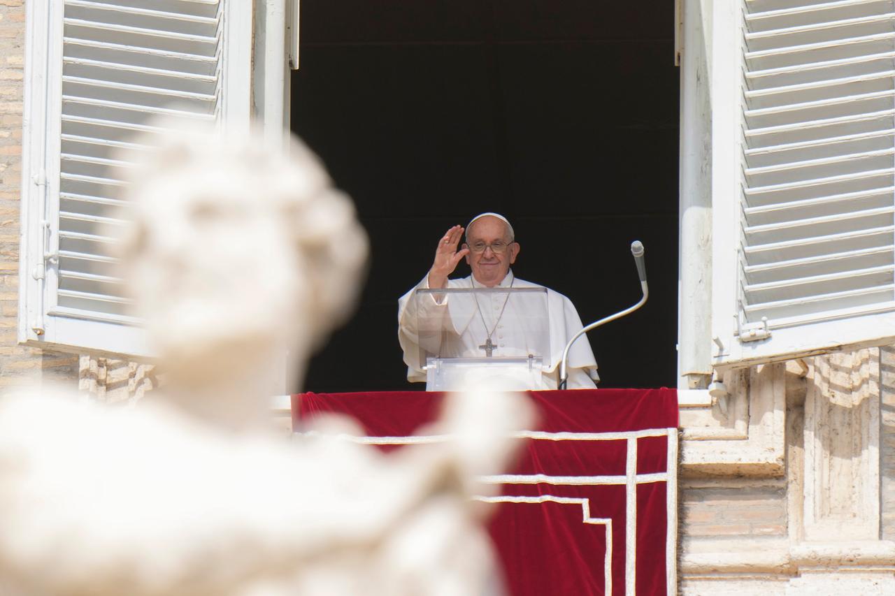 Der Papst winkt während des Angelus-Mittagsgebets aus einem Fenster.