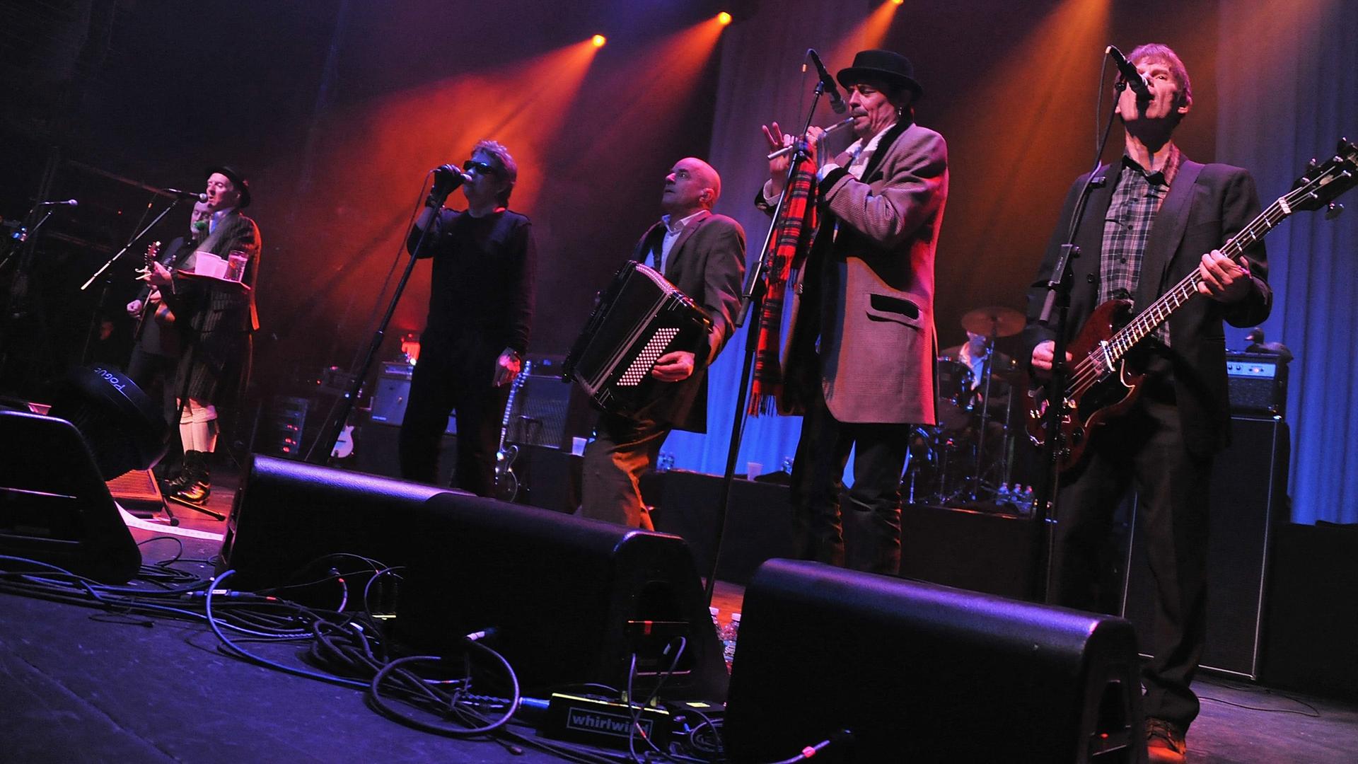 "The Pogues" bei einem Konzert im Jahr 2011, ganz rechts Bassist Darryl Hunt
