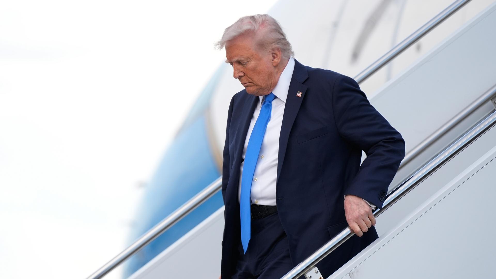 Präsident Donald Trump erreicht den Tuscaloosa National Airport in Tuscaloosa, Alabama, am Donnerstag, den 1. Mai 2025. Präsident Donald Trump erreicht den Tuscaloosa National Airport in Tuscaloosa, Alabama, am Donnerstag, den 1. Mai 2025.
