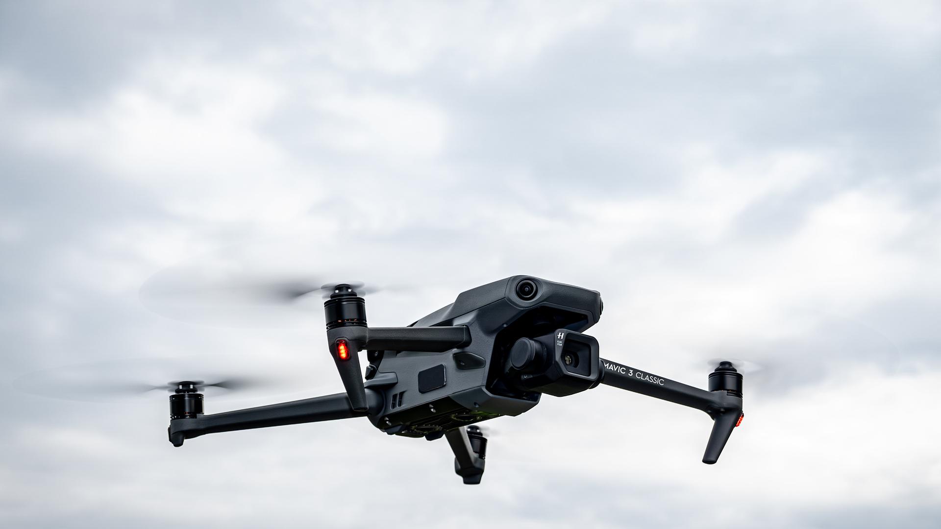 Eine Drohne fliegt durch die Luft. 