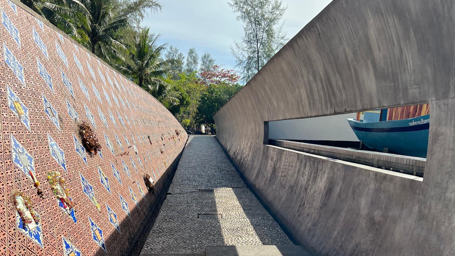 Der Ban Nam Khem Tsunami Memorial Park in der Region Khao Lak. Hier erinnern vor allem viele deutsche Hinterbliebene an die Opfer der Tsunami-Katastrophe von 2004. Die Gedenkstätte ist einer Welle nachempfunden.