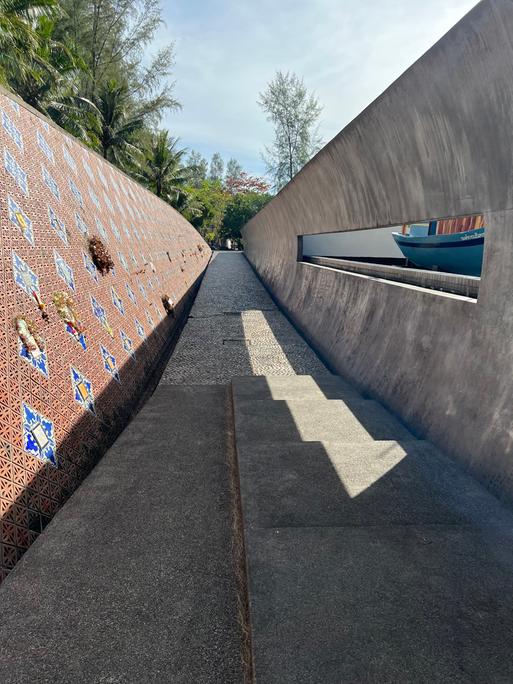 Der Ban Nam Khem Tsunami Memorial Park in der Region Khao Lak. Hier erinnern vor allem viele deutsche Hinterbliebene an die Opfer der Tsunami-Katastrophe von 2004. Die Gedenkstätte ist einer Welle nachempfunden.