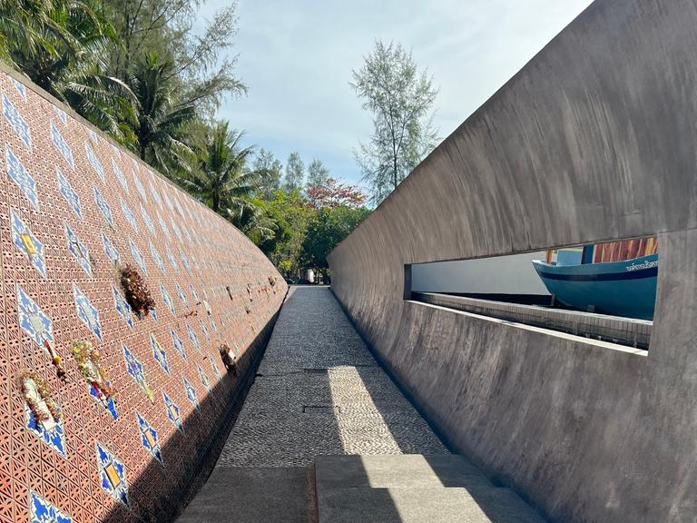 Der Ban Nam Khem Tsunami Memorial Park in der Region Khao Lak. Hier erinnern vor allem viele deutsche Hinterbliebene an die Opfer der Tsunami-Katastrophe von 2004. Die Gedenkstätte ist einer Welle nachempfunden.