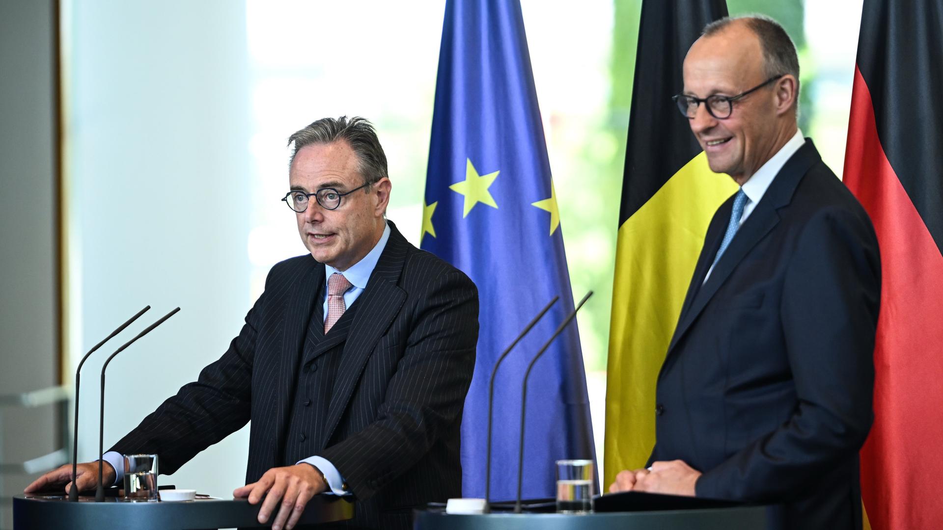 Berlin: Bundeskanzler Friedrich Merz (CDU) und der belgische Ministerpräsident Bart de Wever (l) geben eine Pressekonferenz. Berlin: Bundeskanzler Friedrich Merz (CDU) und der belgische Ministerpräsident Bart de Wever (l) geben eine Pressekonferenz.
